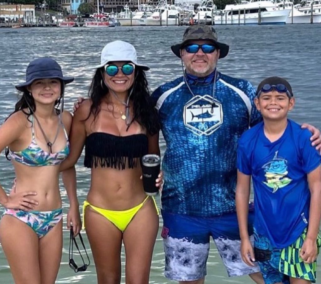 Picture of a family wearing shelta sun hats