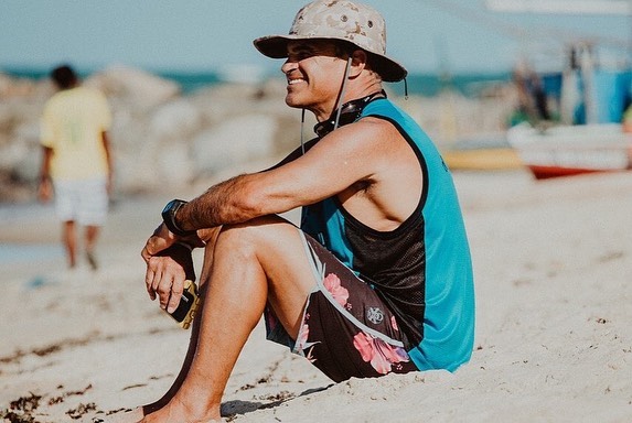 Picure of man on the beach wearing shelta sun hat